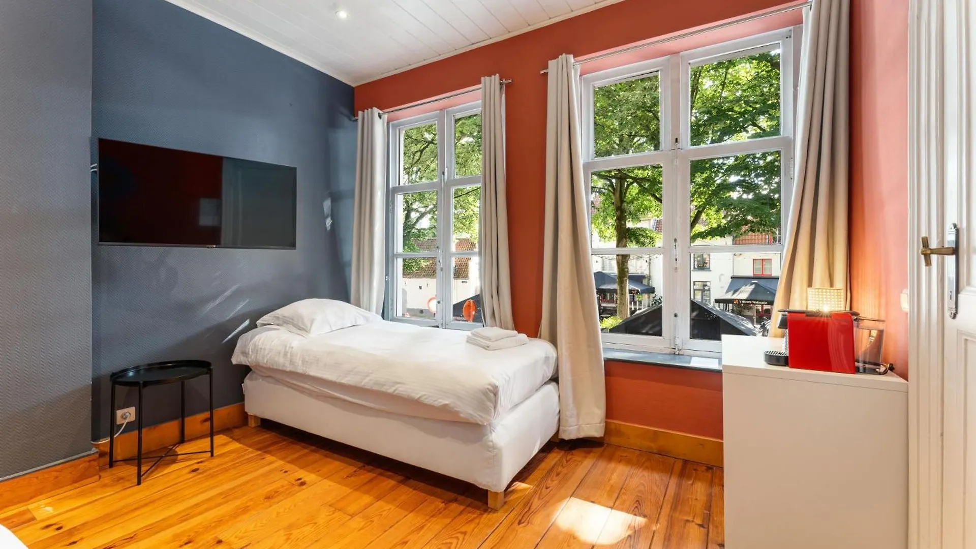 Lake Suites Brugia